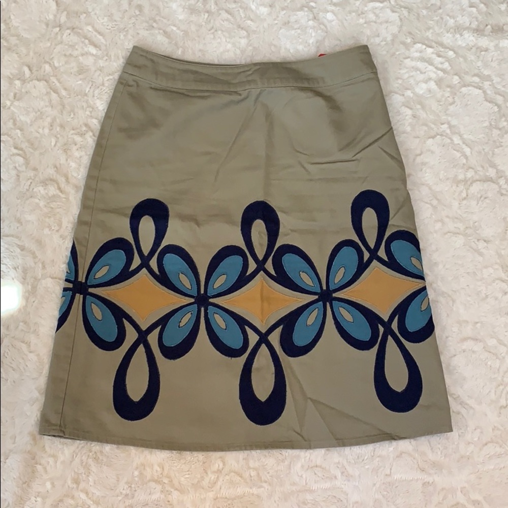 Boden gray cotton skirt with navy and blue design.